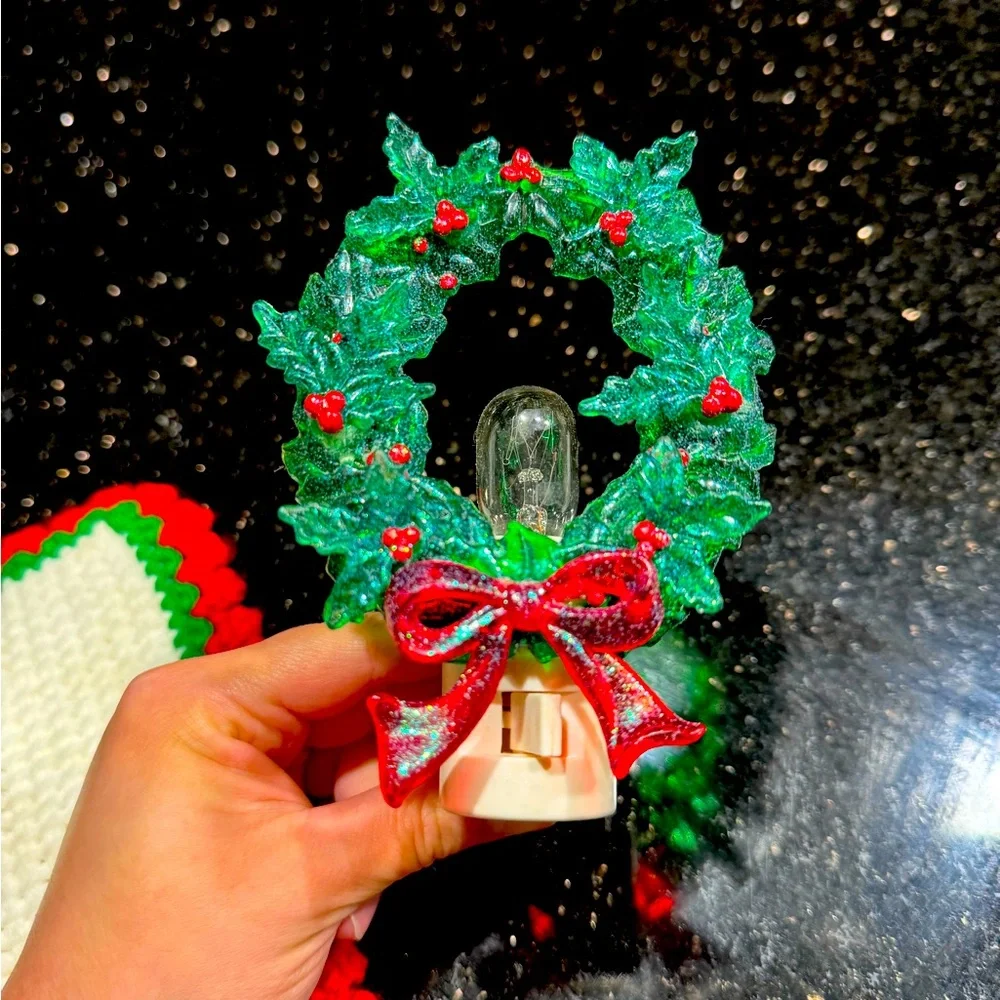 Christmas Wreath Plug In Night Light Vintage Christmas Wreath Plastic Bead as is